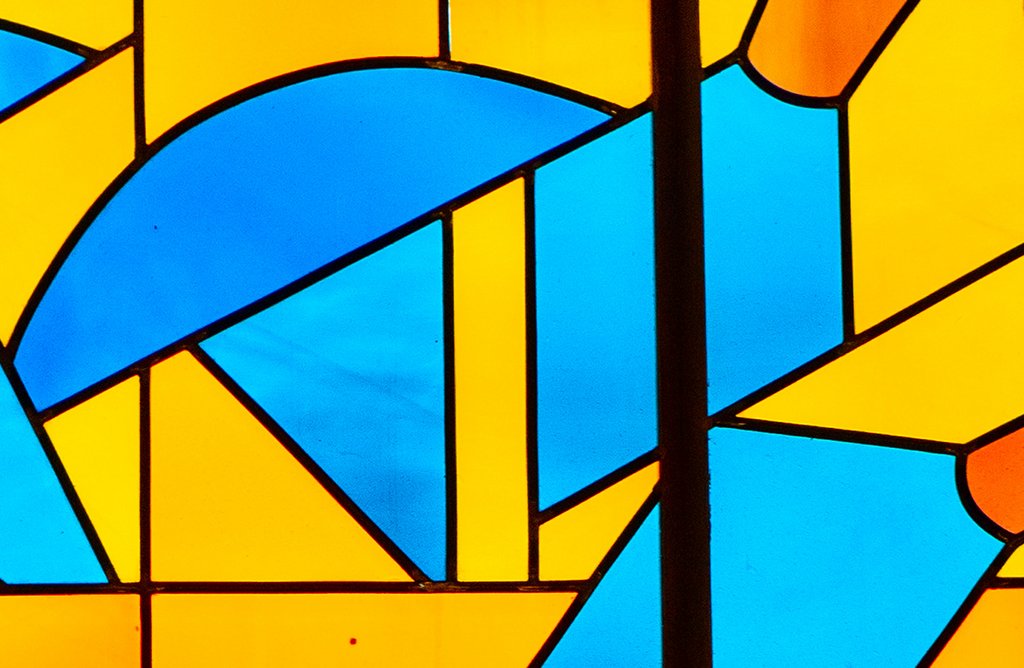 Ausschnitt Kirchenfenster der Kirche Heilig Kreuz